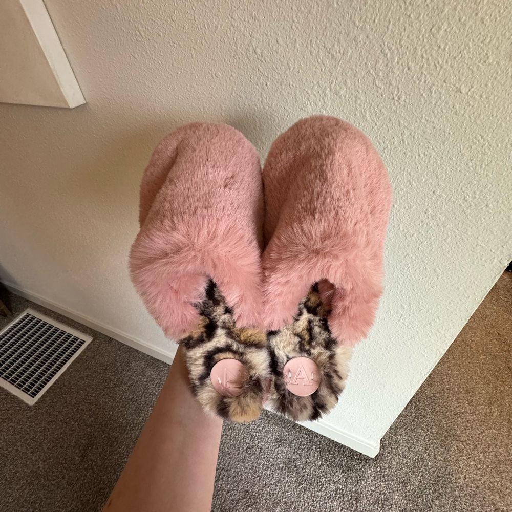 NWOT Athropologie pink leopard slippers